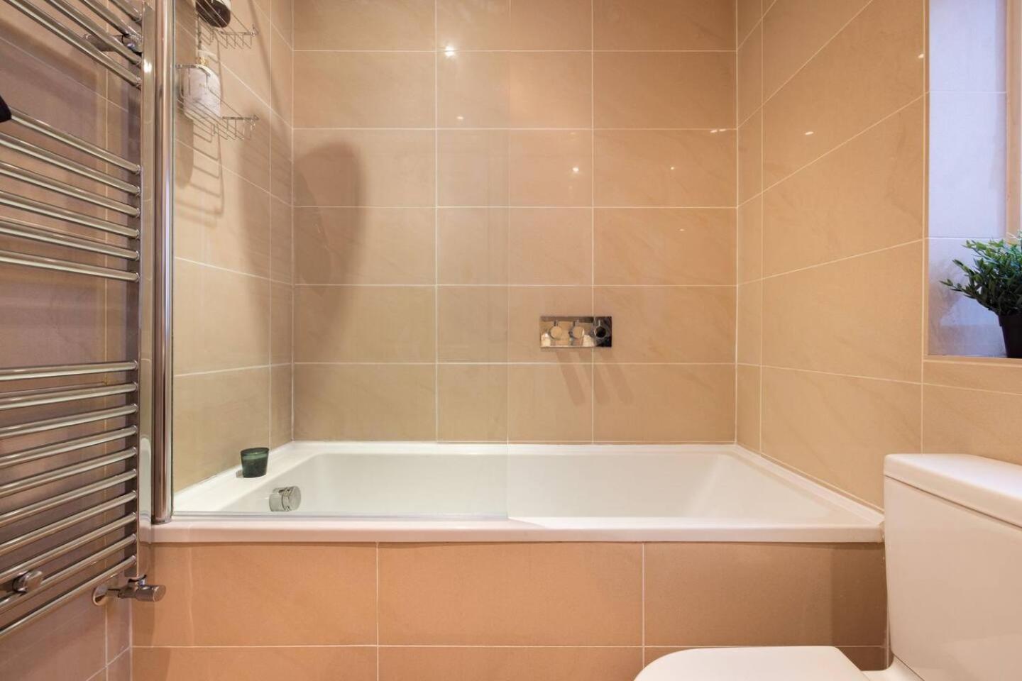 דירות לונדון Niru Experience Hidden Gem In Chelsea 2Bd 2Ba מראה חיצוני תמונה