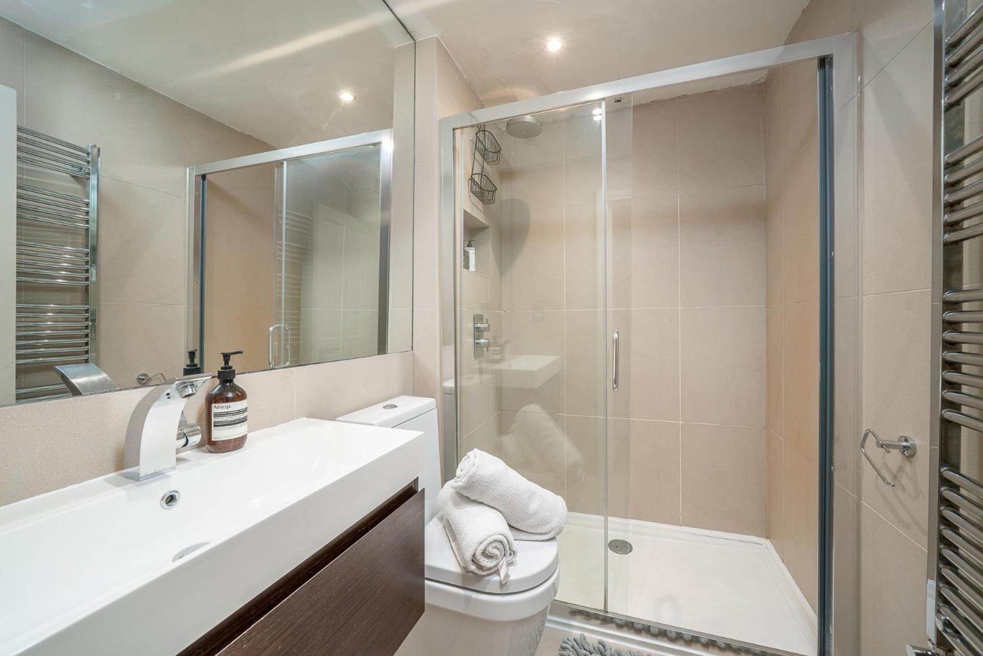 דירות לונדון Niru Experience Hidden Gem In Chelsea 2Bd 2Ba מראה חיצוני תמונה